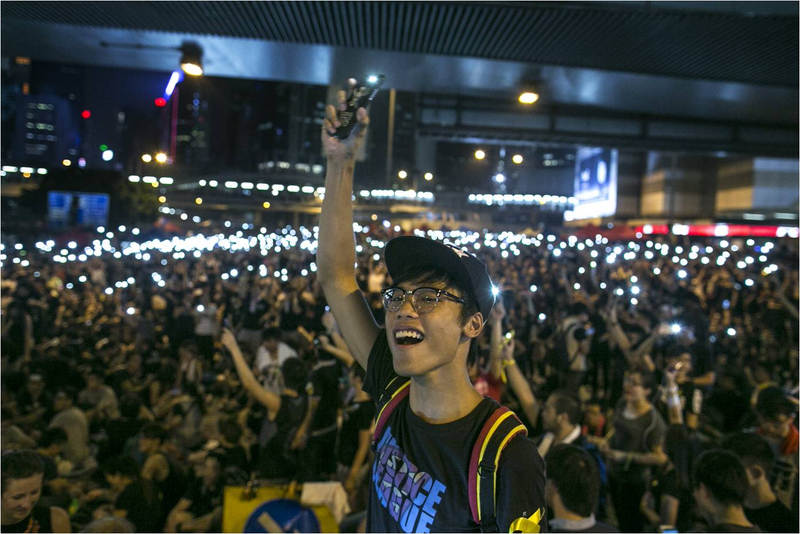 Illustration for article titled La luz de los móviles, símbolo de las protestas en Hong Kong